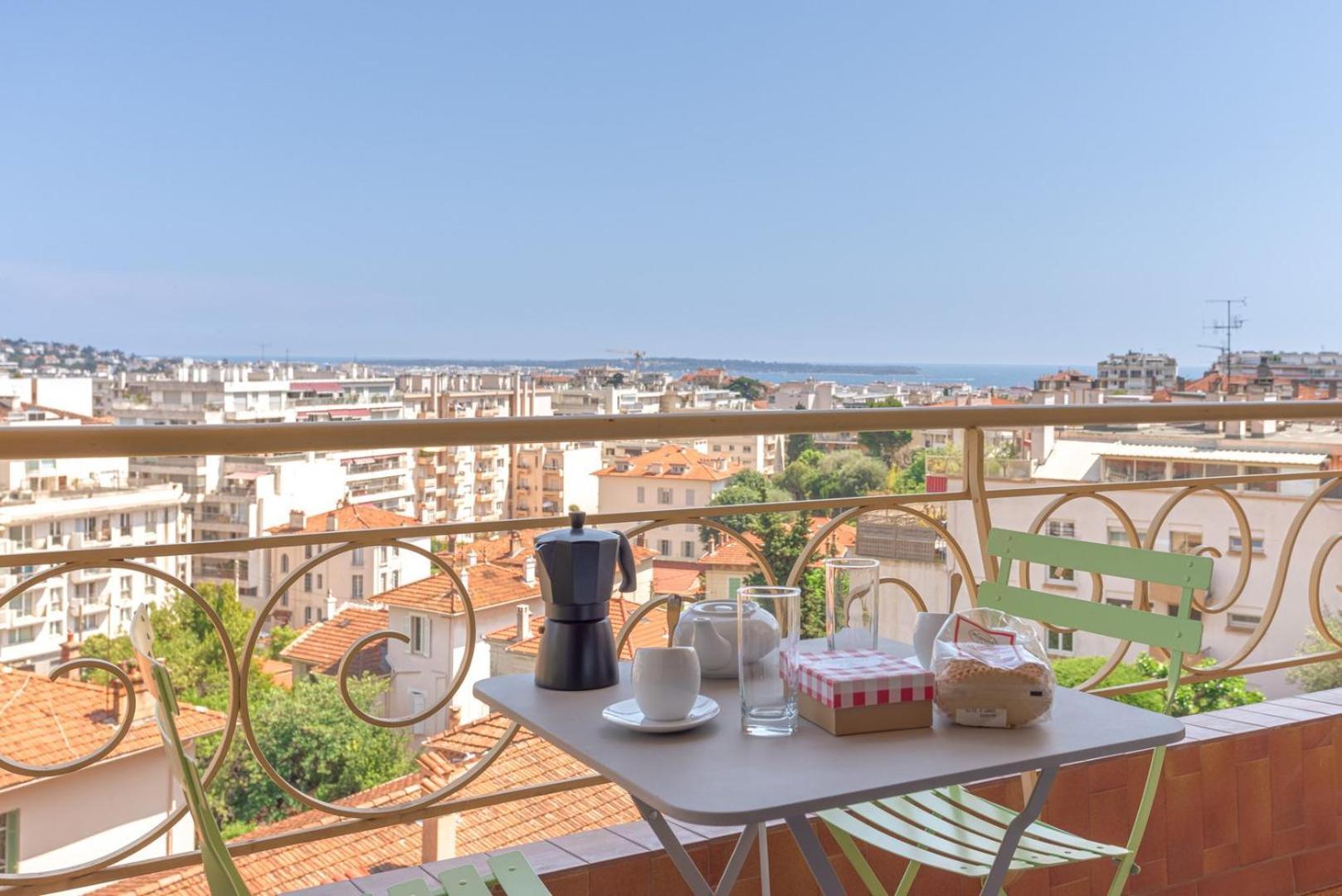 Appartamento Le Rocher Avec Terrasse Et Vue Mer, Pres Du Centre-ville Cannes